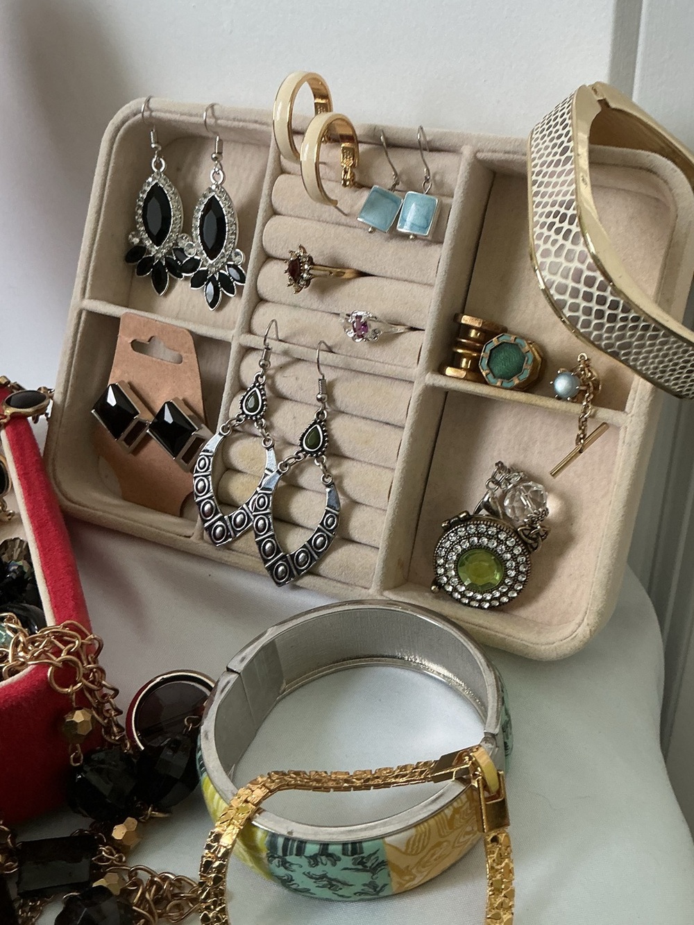 VINTAGE JEWELRY 35-Piece  BUNDLE SELLABLE & WEARABLE - Picture 3 of 12